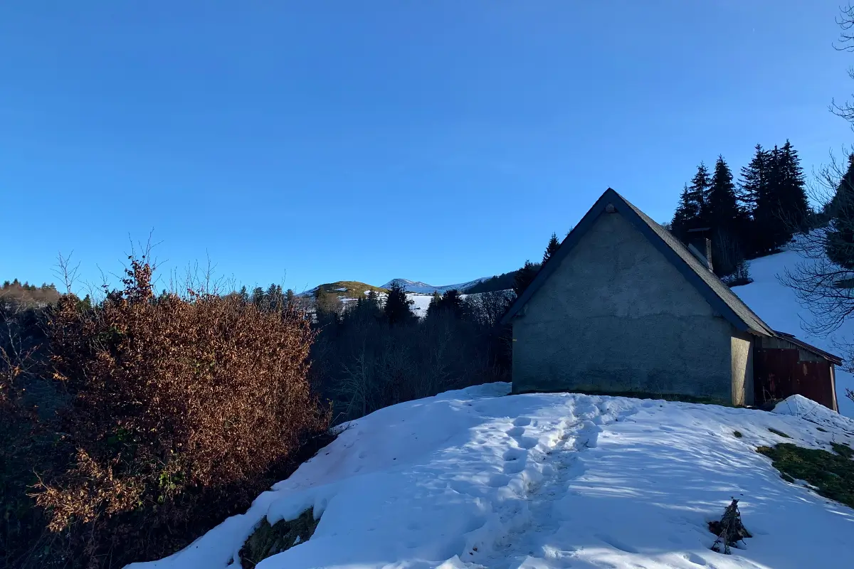 cabane et neige