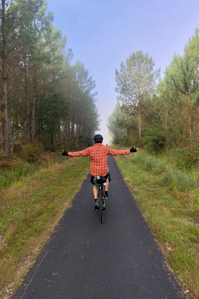 cycliste orange sur piste cyclable