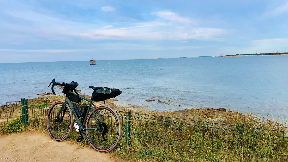 Vélo devant le phare du bout du monde à La Rochelle