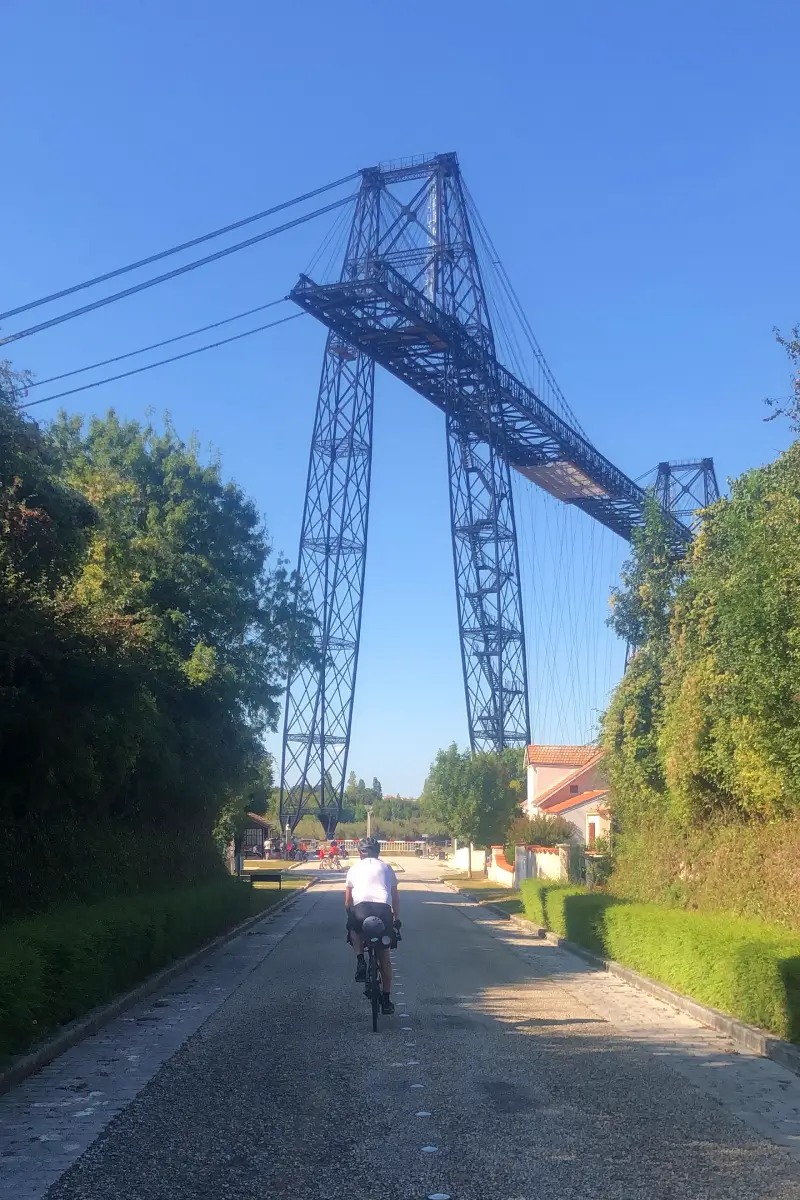 Vélo devant le pont transbordeur de Rochefort