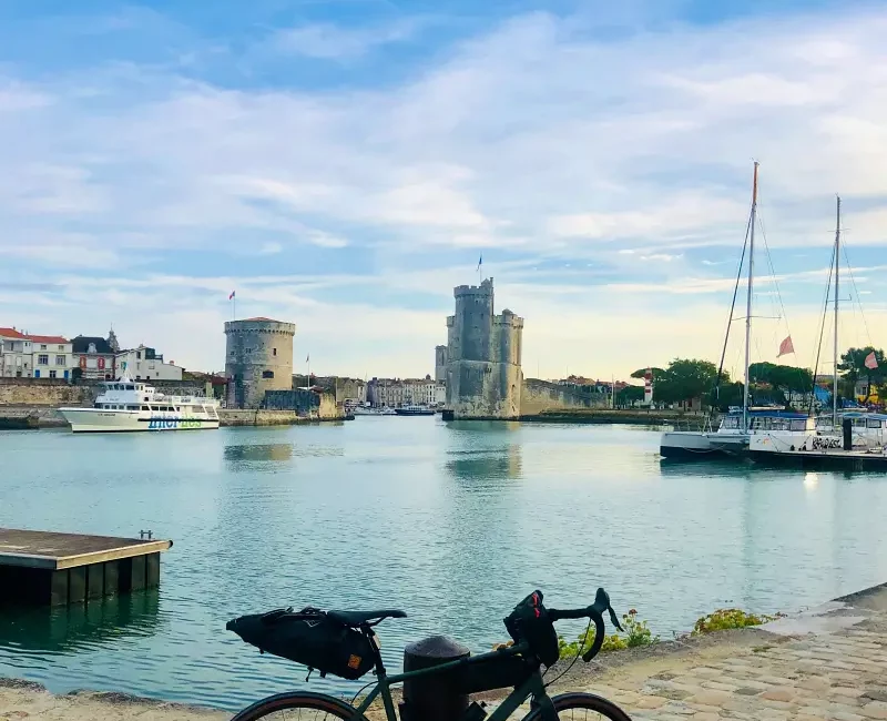 vélo devant les tours du port de La Rochelle