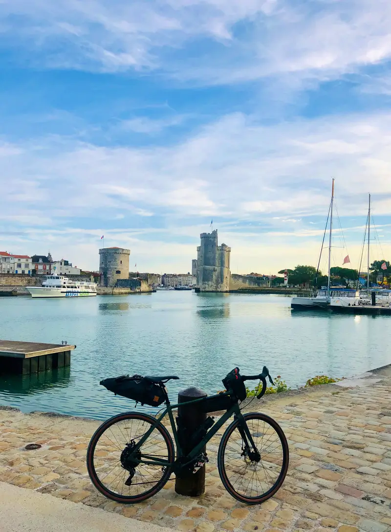 vélo devant les tours du port de La Rochelle
