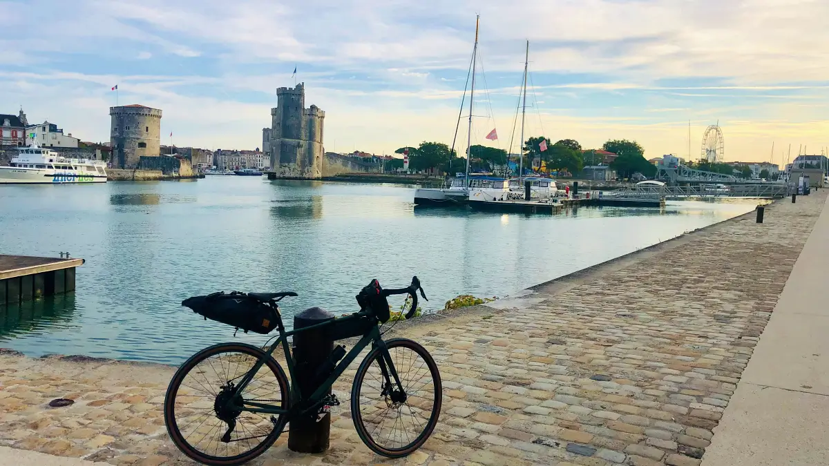 Vélo devant les tours du port de La Rochelle