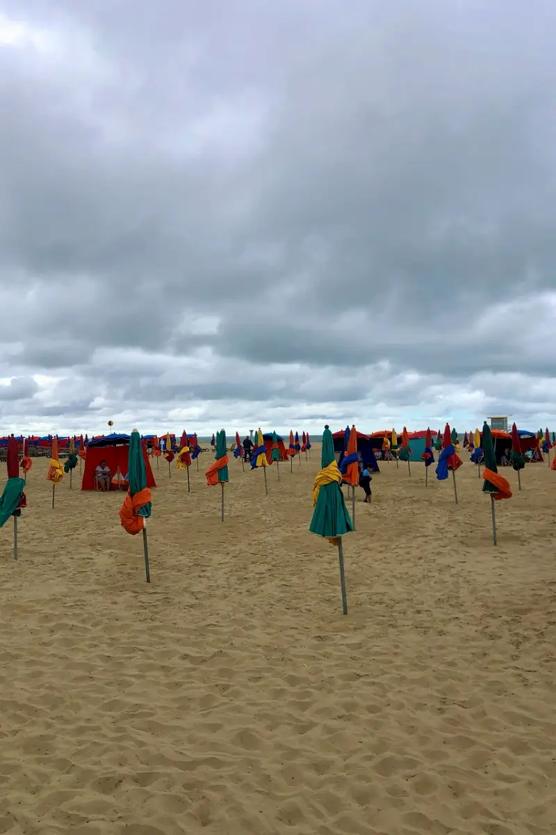 Parasols sur la plage de Deauville